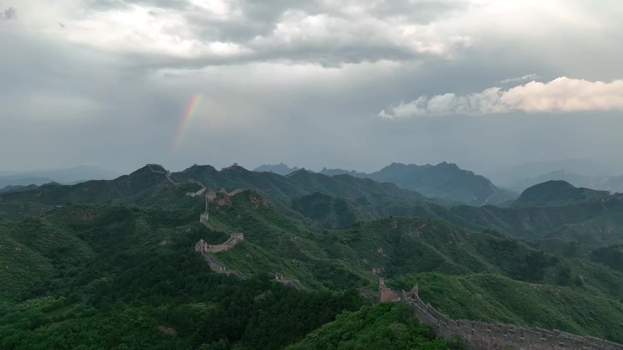 雨后的长城彩虹好天气美丽的长城风光视频素材