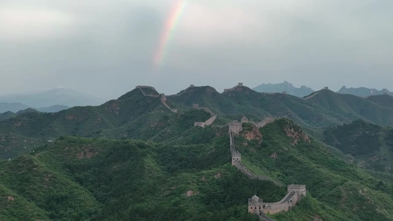 雨后的长城彩虹好天气美丽的长城风光视频素材