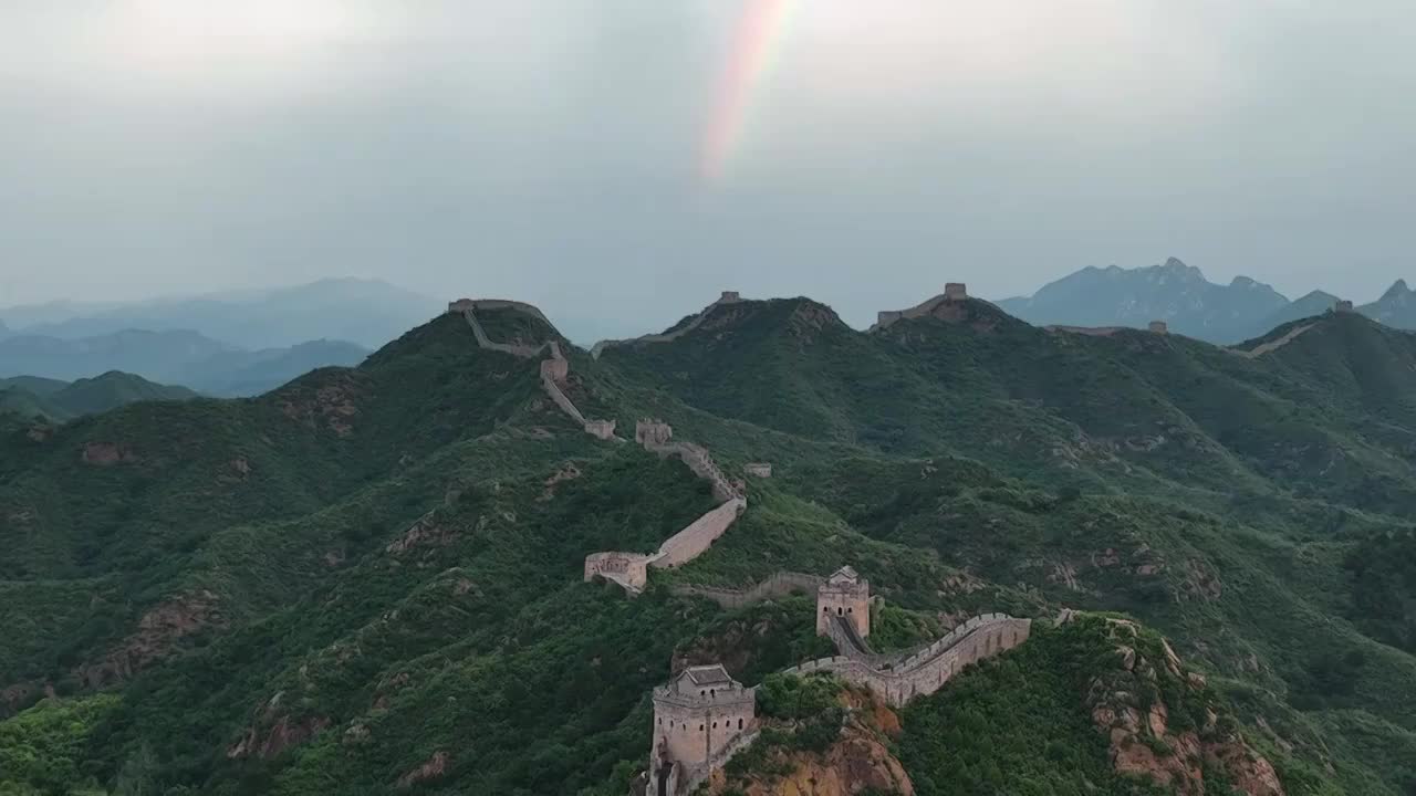 雨后的长城彩虹好天气美丽的长城风光视频素材