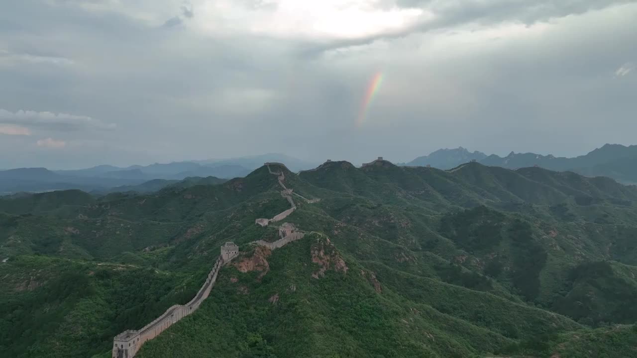 雨后的长城彩虹好天气美丽的长城风光视频素材