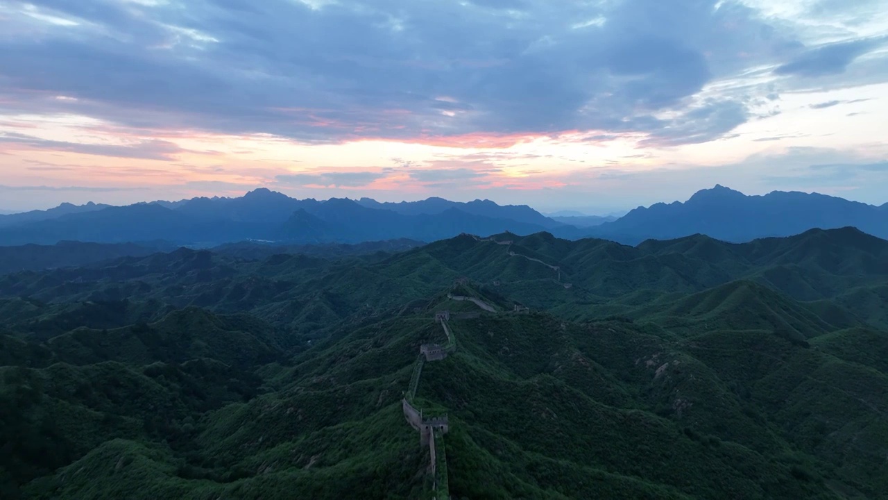 晚霞与长城脉络航拍展示视频素材