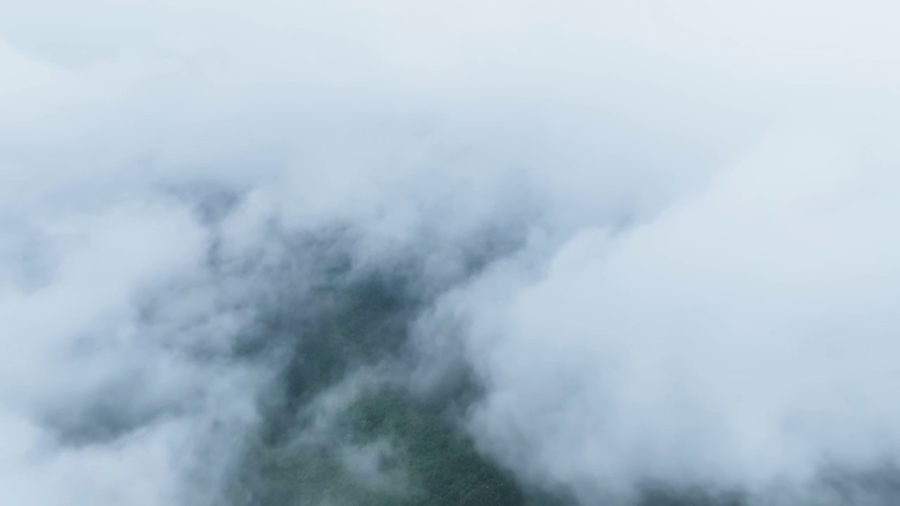 山脉间奔涌的云海风光大自然地脉视频素材