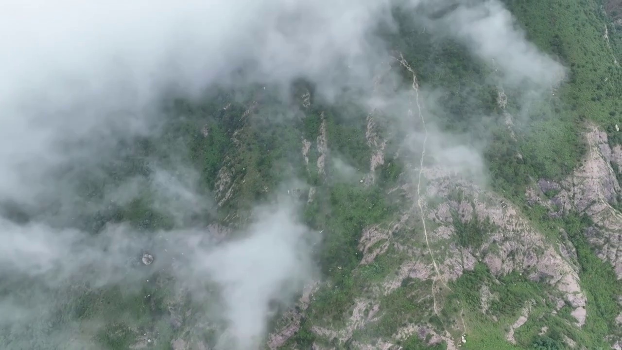 山脉间奔涌的云海风光大自然地脉视频素材