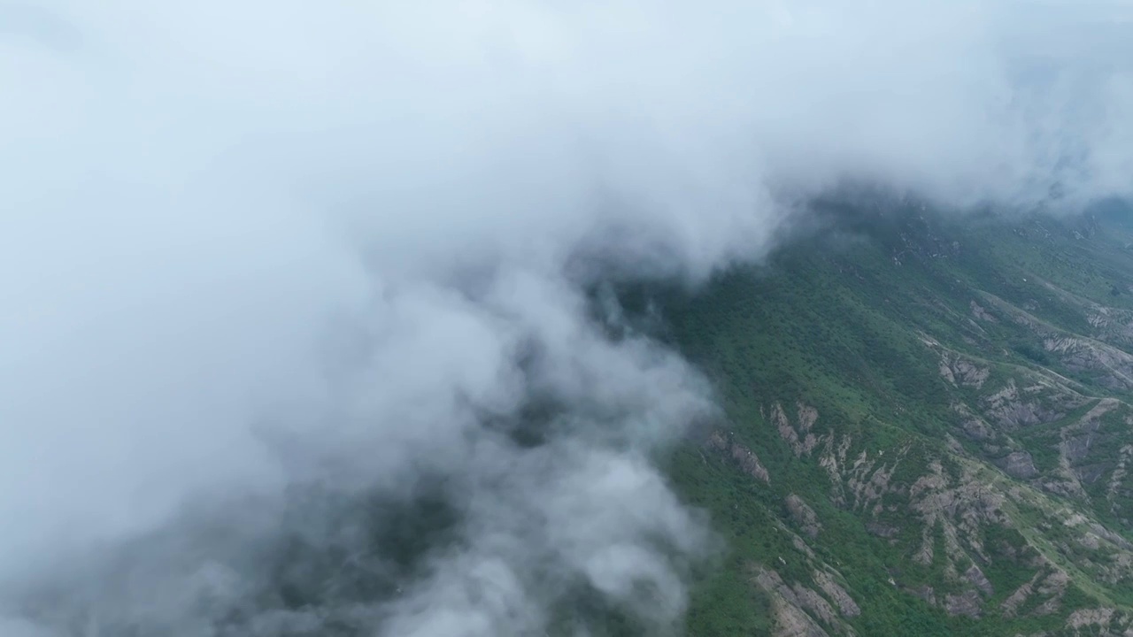 山脉间奔涌的云海风光大自然地脉视频素材