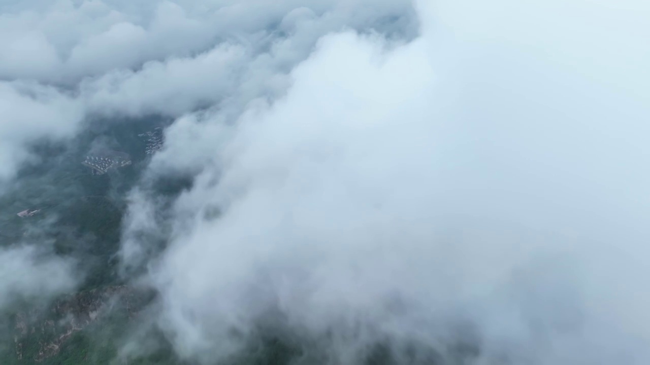 山脉间奔涌的云海风光大自然地脉视频素材