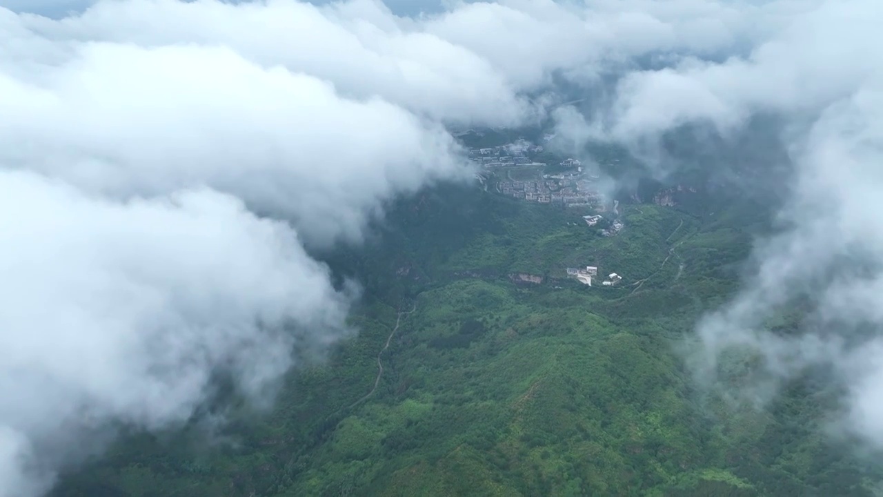 山脉间奔涌的云海风光大自然地脉视频素材