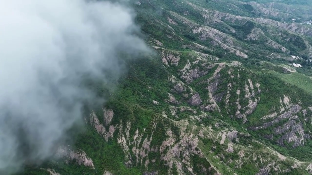 山脉间奔涌的云海风光大自然地脉视频素材