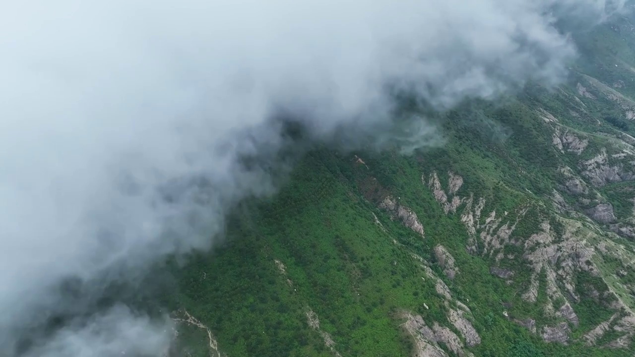 山脉间奔涌的云海风光大自然地脉视频素材