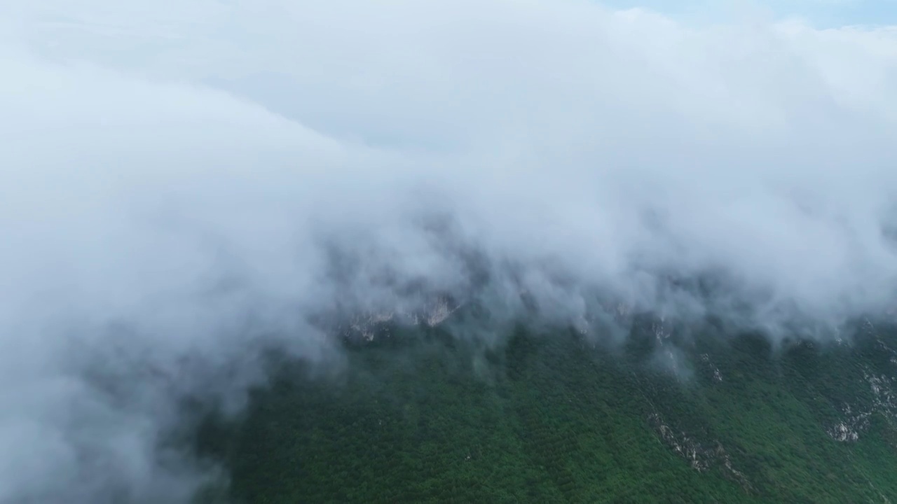 山脉间奔涌的云海风光大自然地脉视频素材