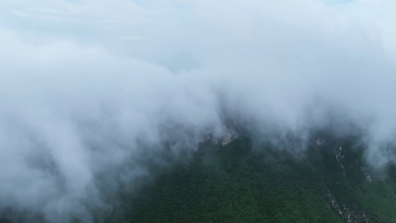 山脉间奔涌的云海风光大自然地脉视频素材