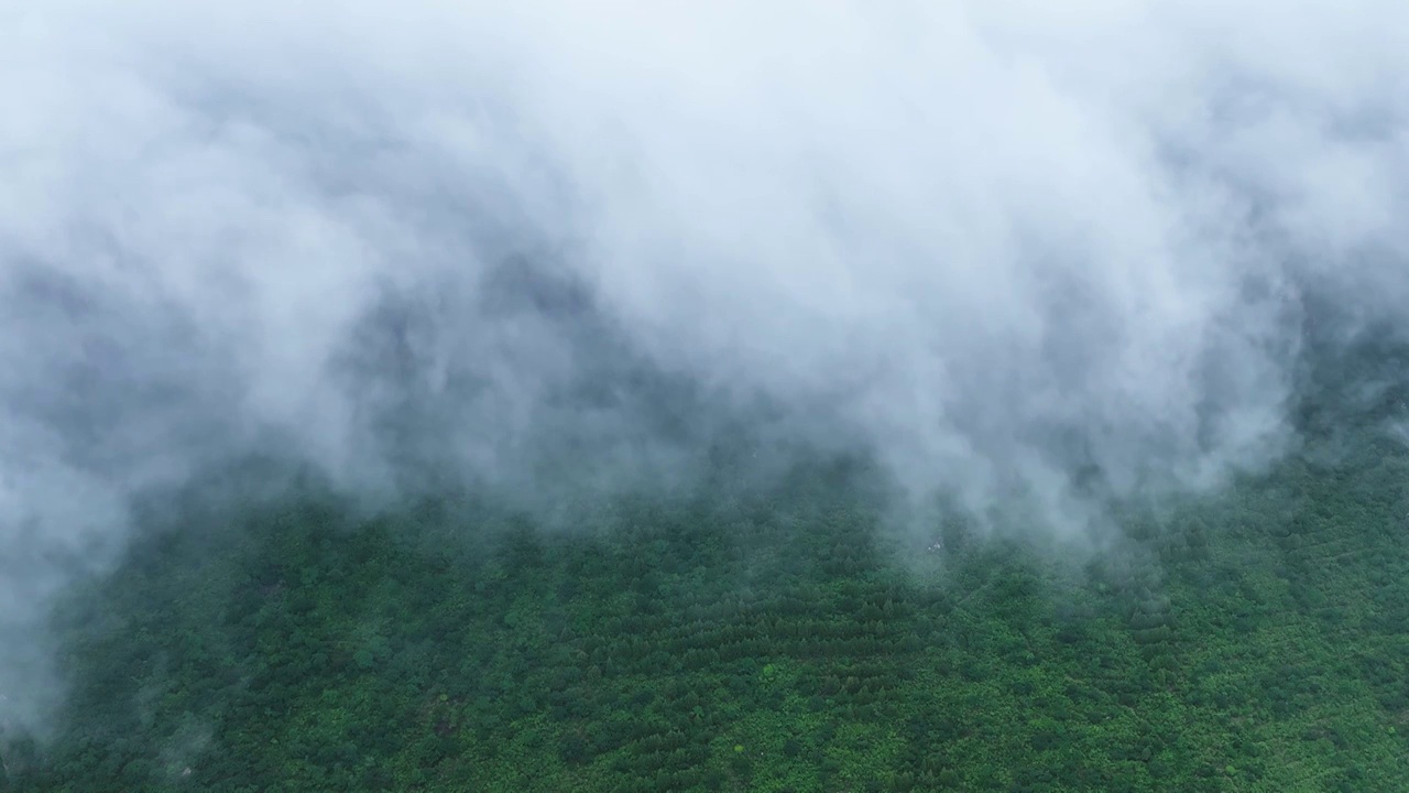 山脉间奔涌的云海风光大自然地脉视频素材