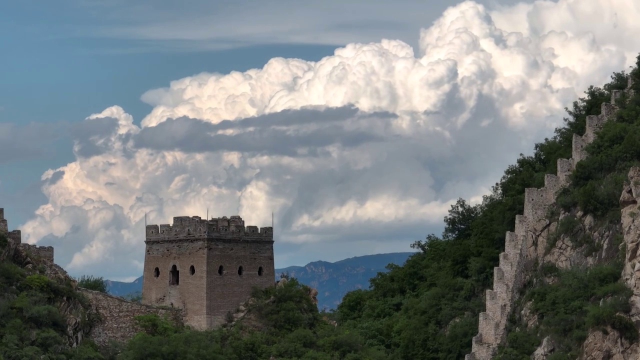 特写长城与绝大的雷暴云团震撼稀有场景视频素材