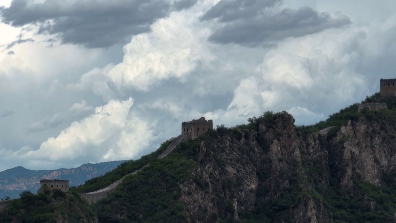 特写长城与绝大的雷暴云团震撼稀有场景视频素材