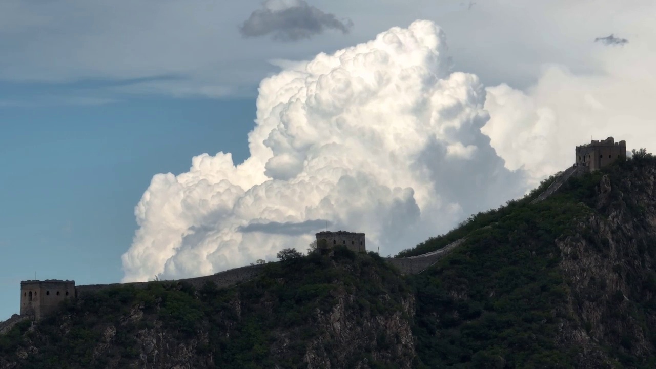 特写长城与绝大的雷暴云团震撼稀有场景视频素材