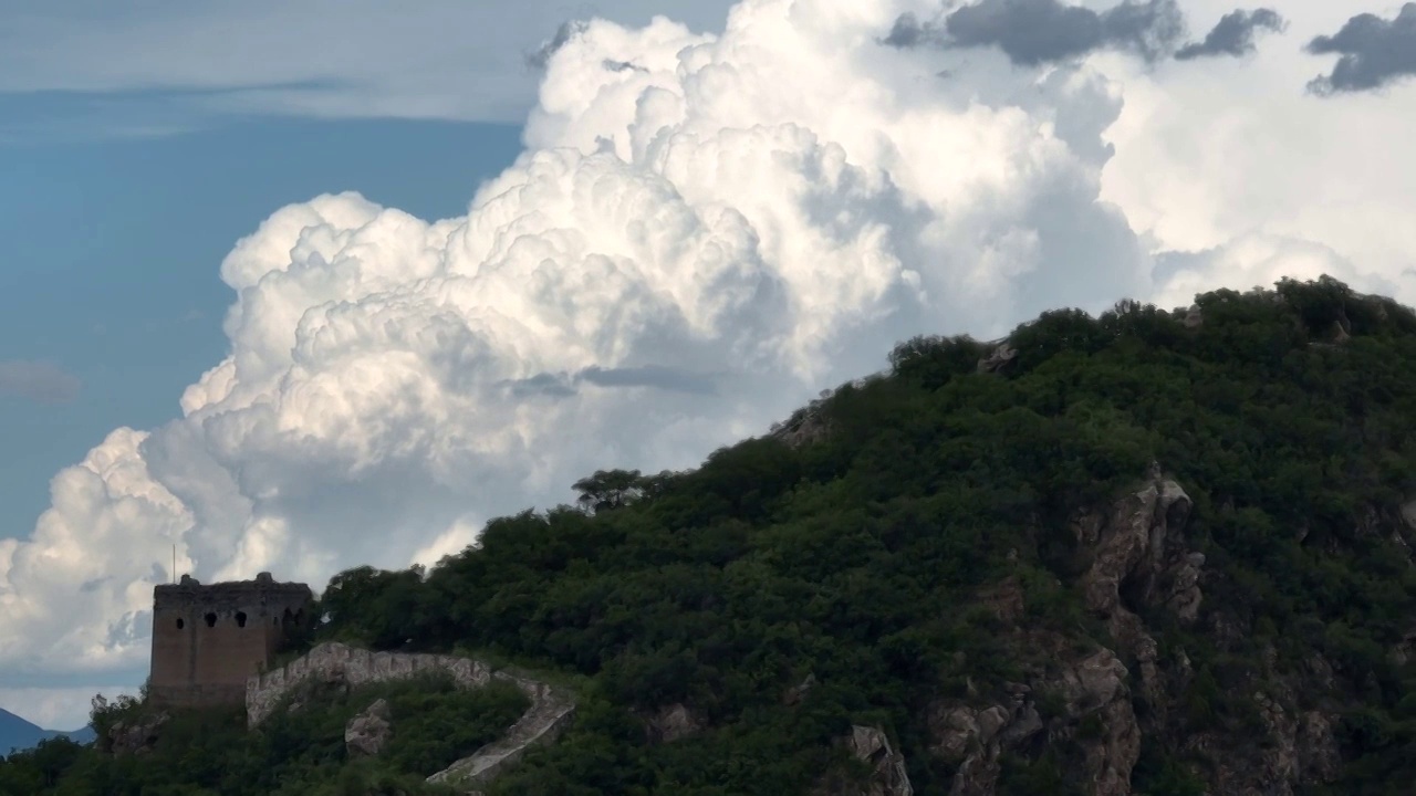 特写长城与绝大的雷暴云团震撼稀有场景视频素材