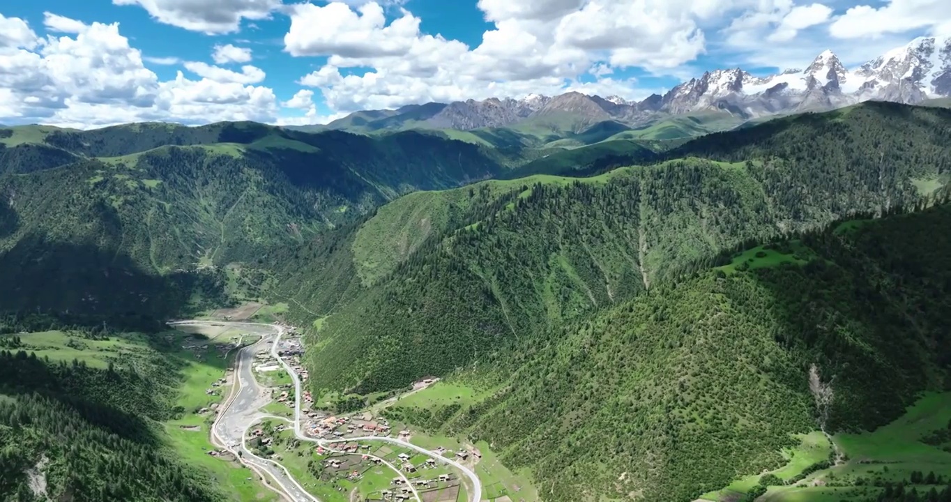 航拍山谷里的藏族村落视频素材