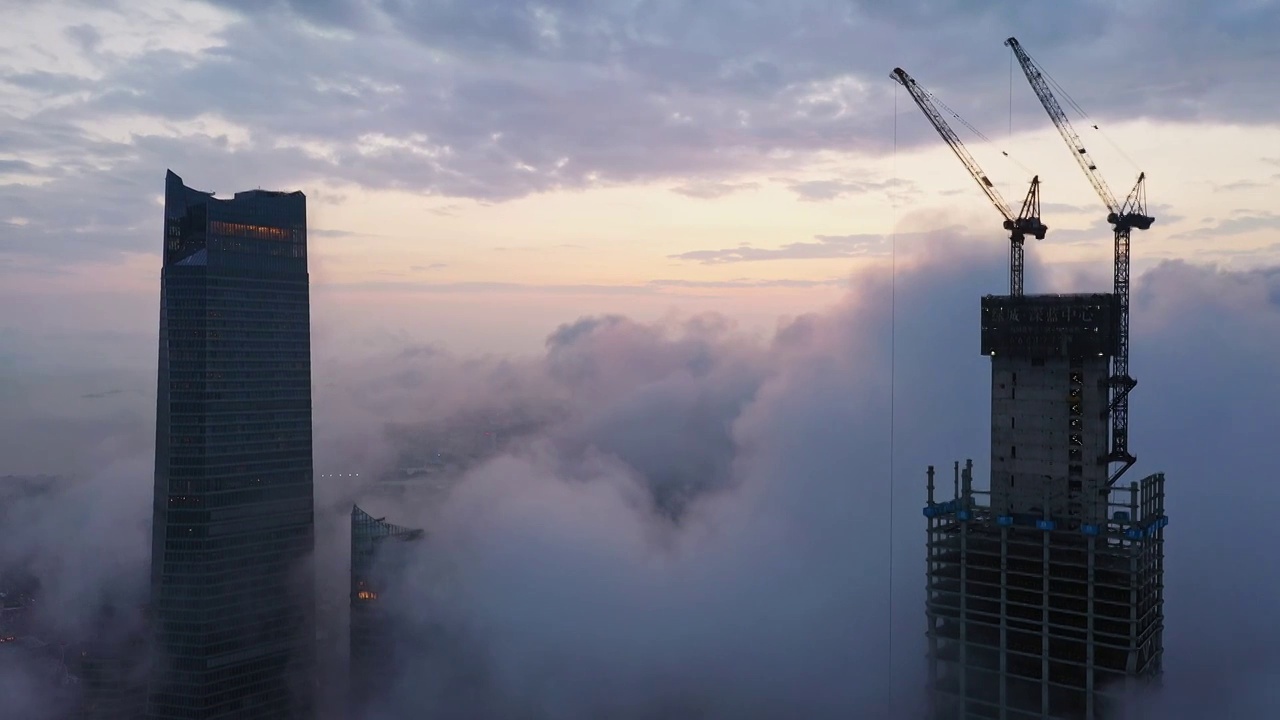 青岛城市天际线的平流雾航拍视频素材