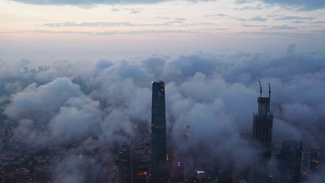 青岛城市天际线的平流雾航拍视频素材