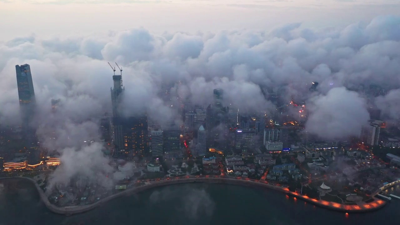 青岛城市天际线的平流雾航拍视频素材