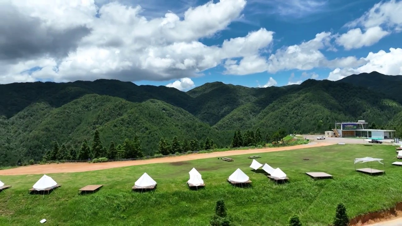 露营基地户外野营休闲草地踏青帐篷航拍视频视频素材