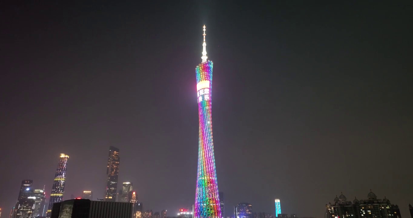 航拍广州城市地标广州塔夜景视频素材画面1