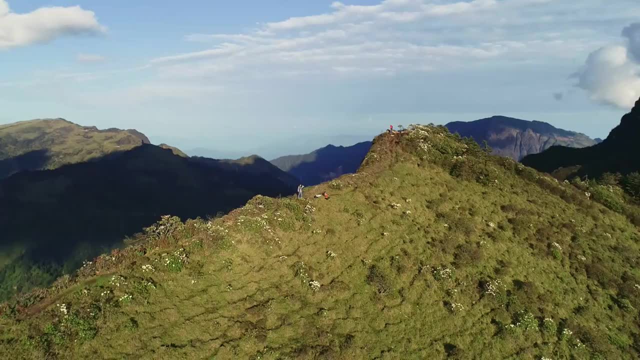 四川甘孜州泸定华尖山遥望贡嘎雪山杜鹃花云海航拍视频素材