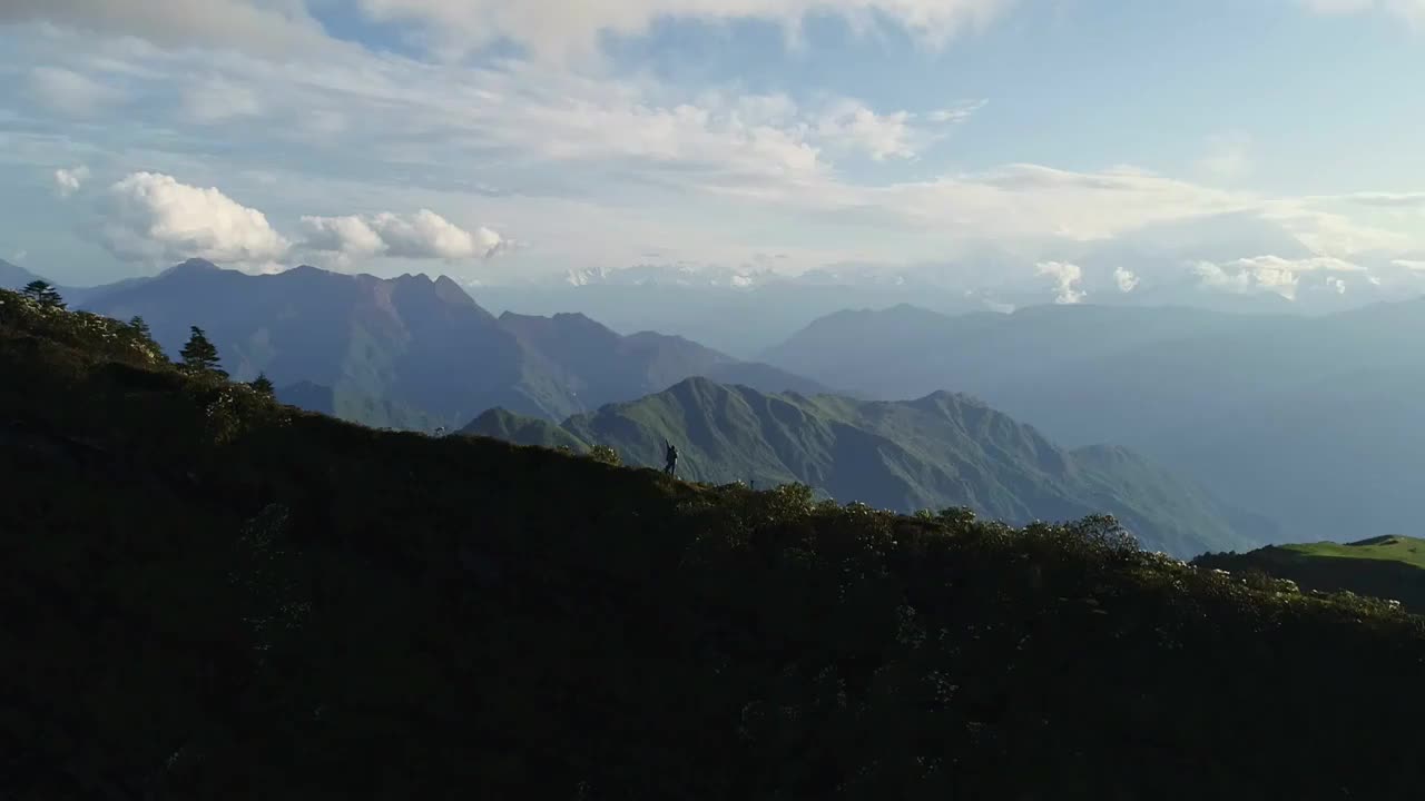 四川甘孜州泸定华尖山遥望贡嘎雪山杜鹃花云海航拍视频素材