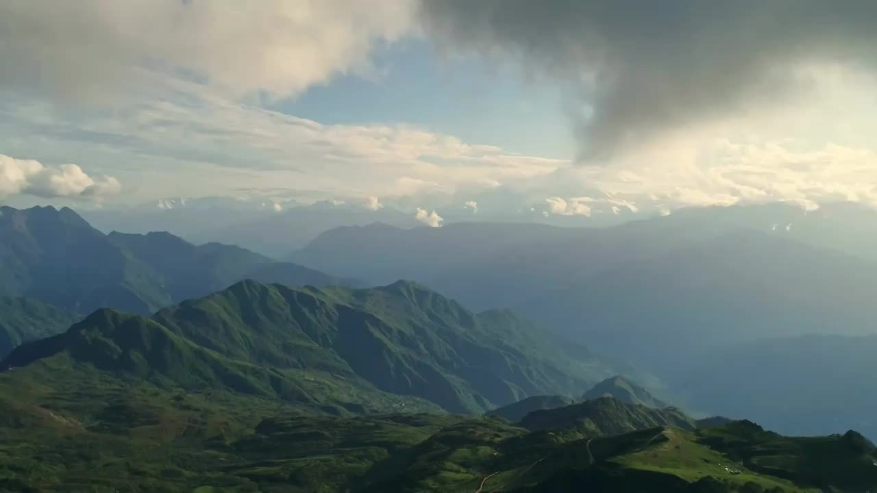 四川甘孜州泸定华尖山遥望贡嘎雪山杜鹃花云海航拍视频素材