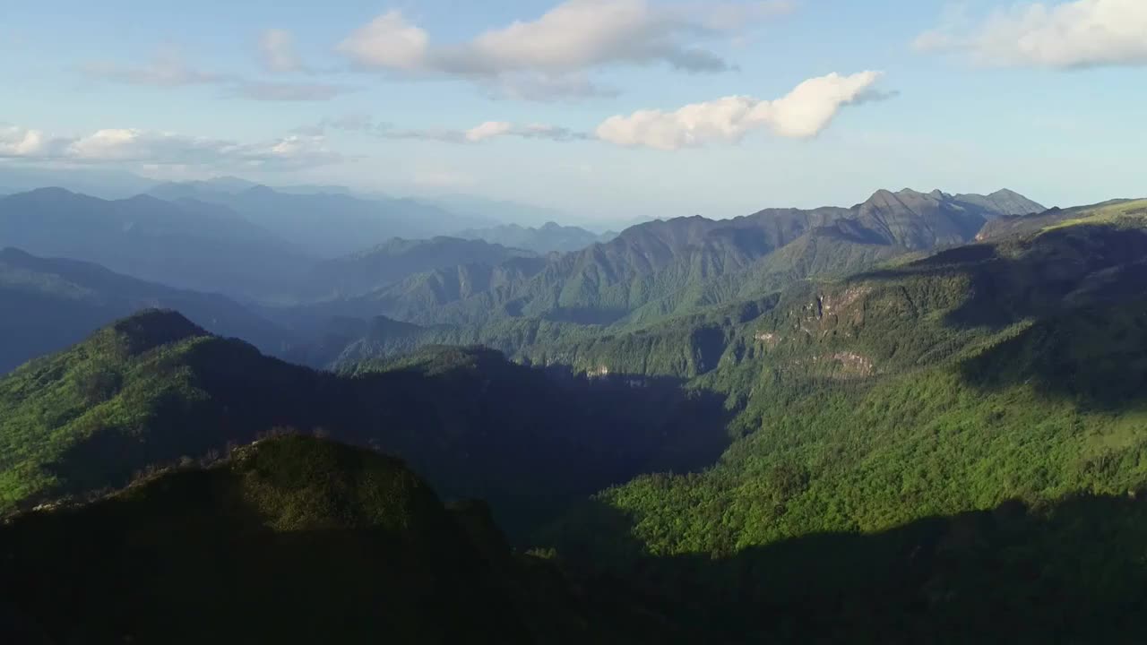 四川甘孜州泸定华尖山遥望贡嘎雪山杜鹃花云海航拍视频素材