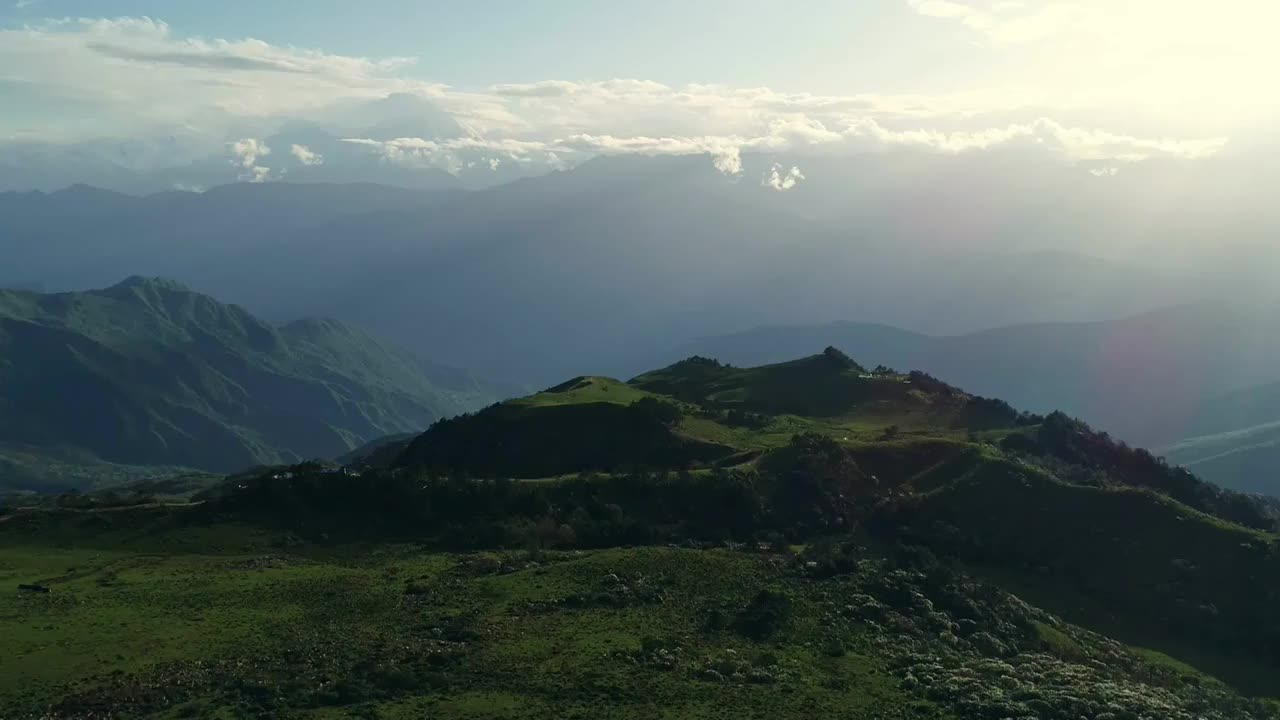 四川甘孜州泸定华尖山遥望贡嘎雪山杜鹃花云海航拍视频素材