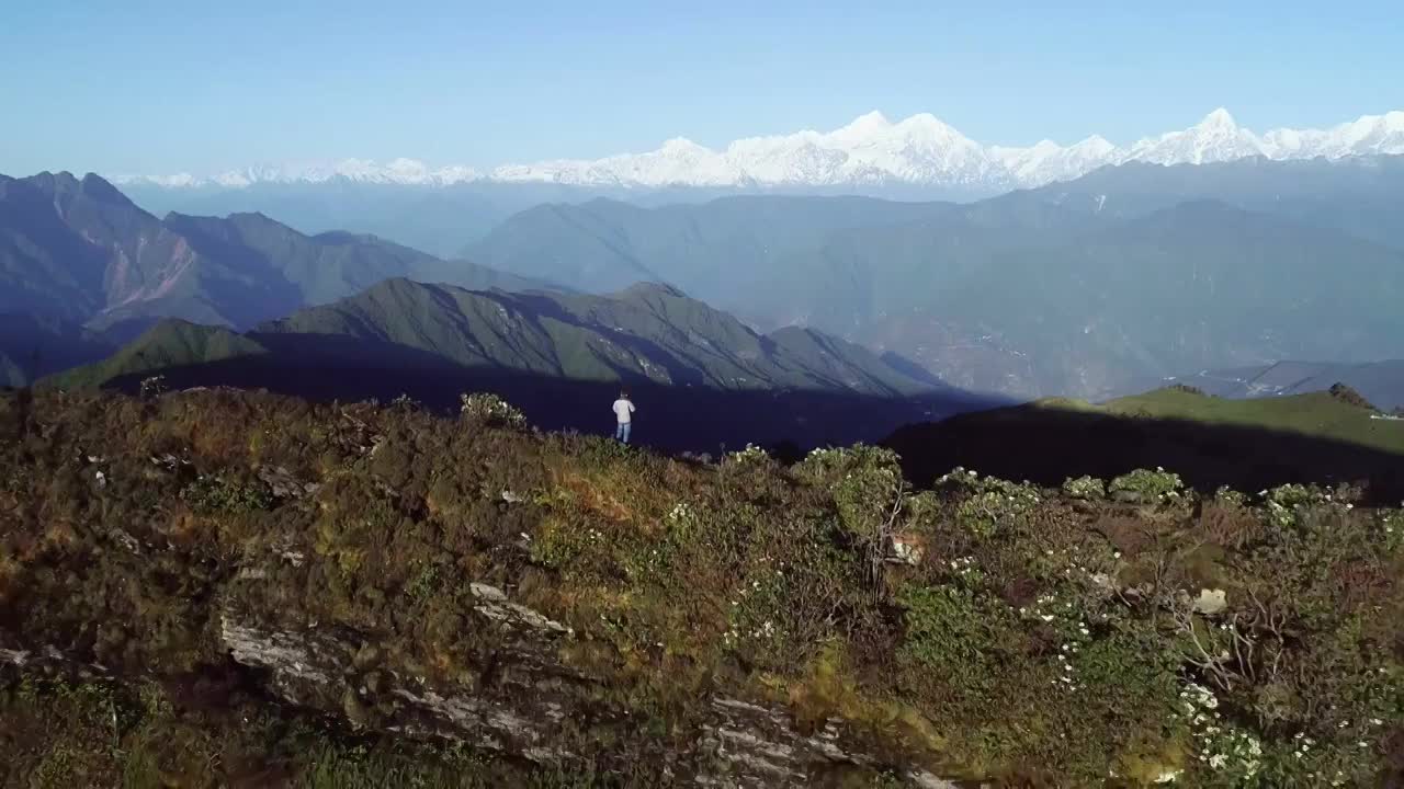 四川甘孜州泸定华尖山遥望贡嘎雪山杜鹃花云海航拍视频素材