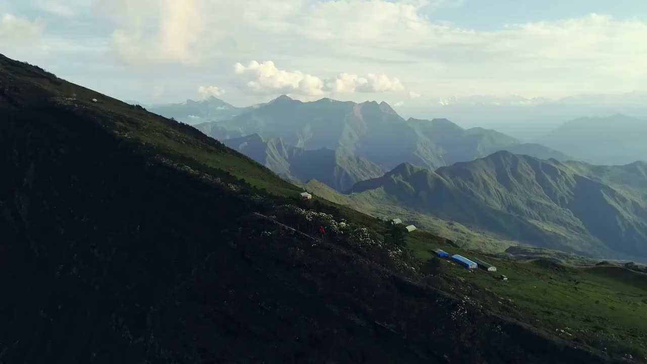 四川甘孜州泸定华尖山遥望贡嘎雪山杜鹃花云海航拍视频素材