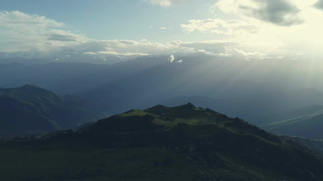 四川甘孜州泸定华尖山遥望贡嘎雪山杜鹃花云海航拍视频素材