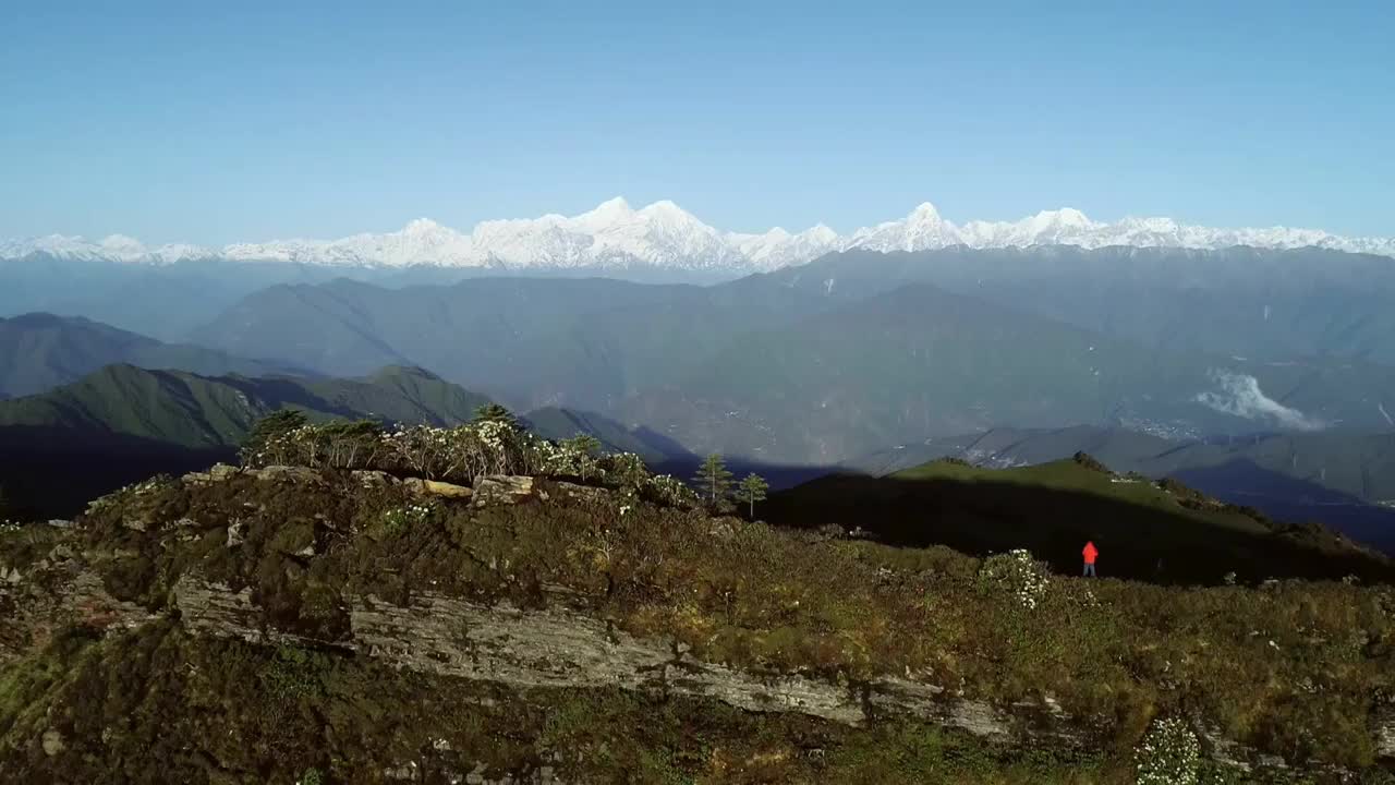 四川甘孜州泸定华尖山遥望贡嘎雪山杜鹃花云海航拍视频素材