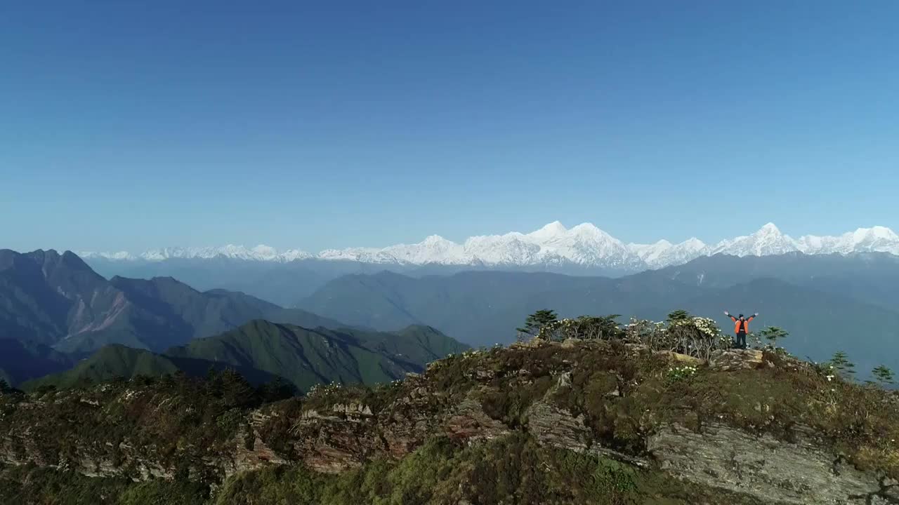 四川甘孜州泸定华尖山遥望贡嘎雪山杜鹃花云海航拍视频素材