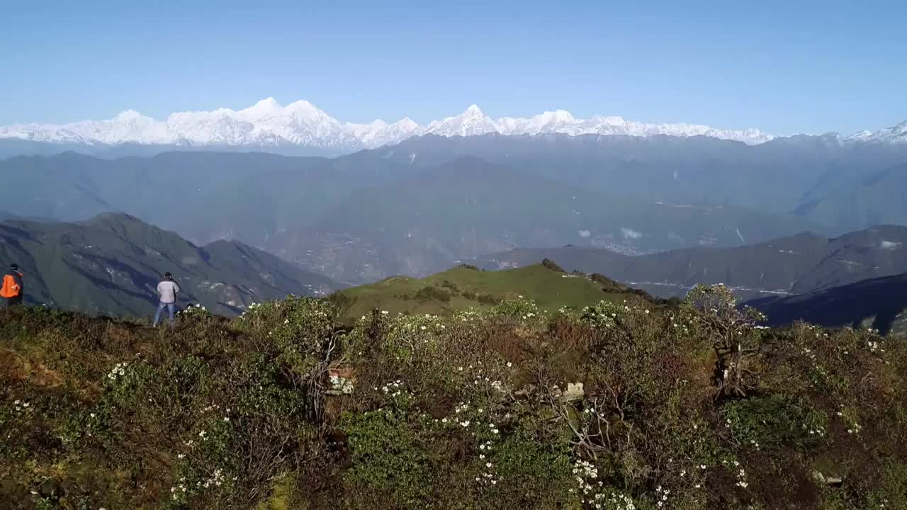 四川甘孜州泸定华尖山遥望贡嘎雪山杜鹃花云海航拍视频素材