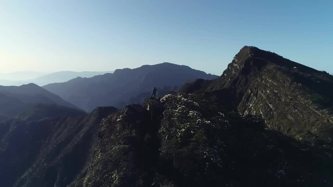 四川甘孜州泸定华尖山遥望贡嘎雪山杜鹃花云海航拍视频素材