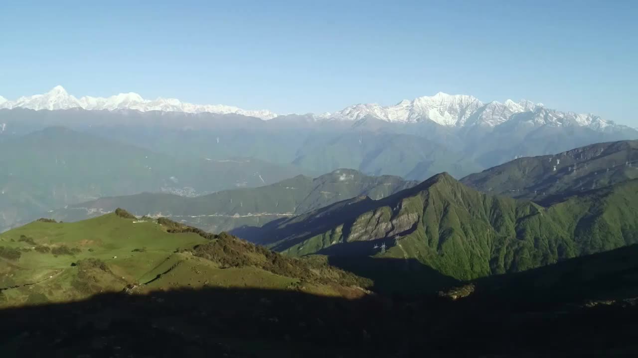 四川甘孜州泸定华尖山遥望贡嘎雪山杜鹃花云海航拍视频素材