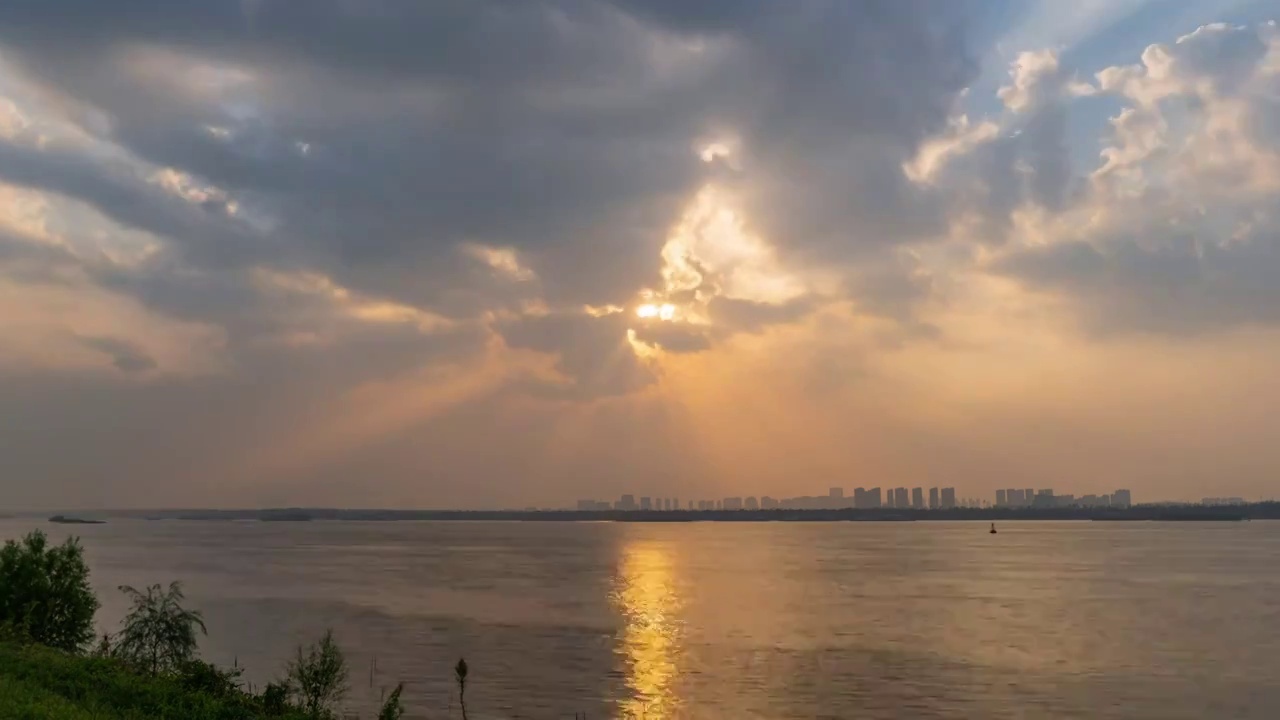 长江边上的日落丁达尔视频素材