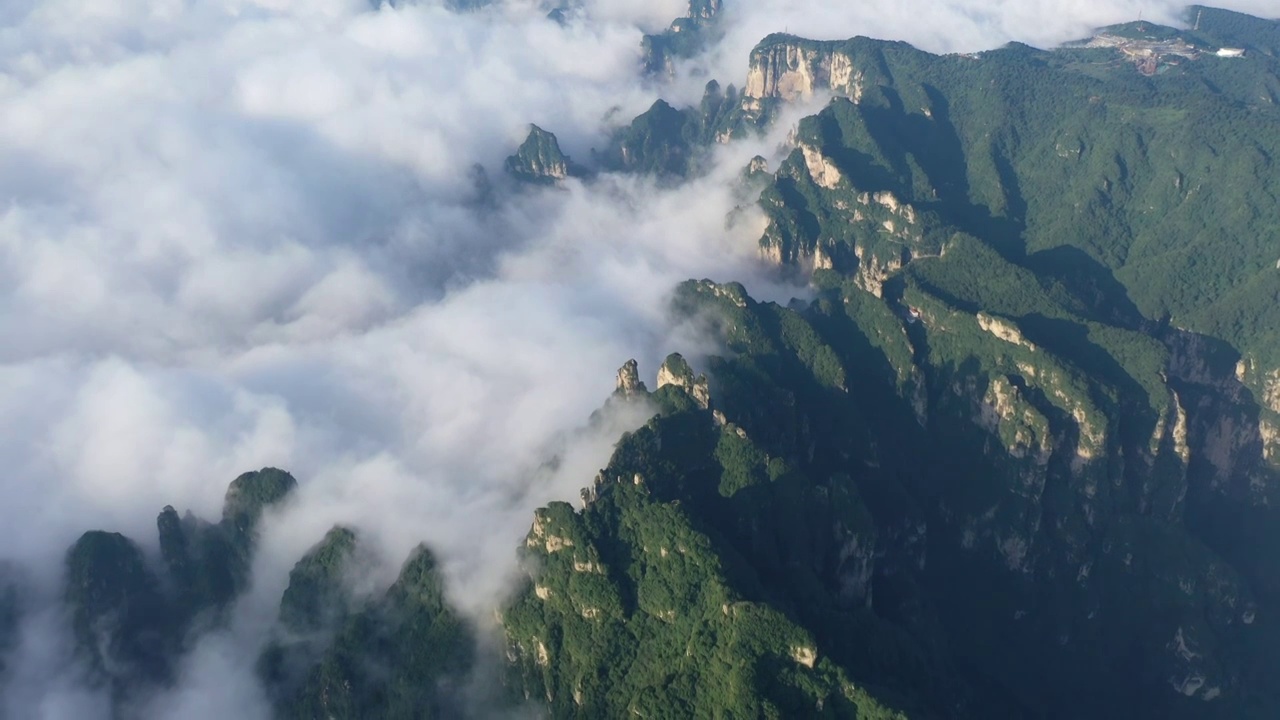 山西省晋城陵川县太行山王莽岭景区锡崖沟夏季云海户外航拍视频素材