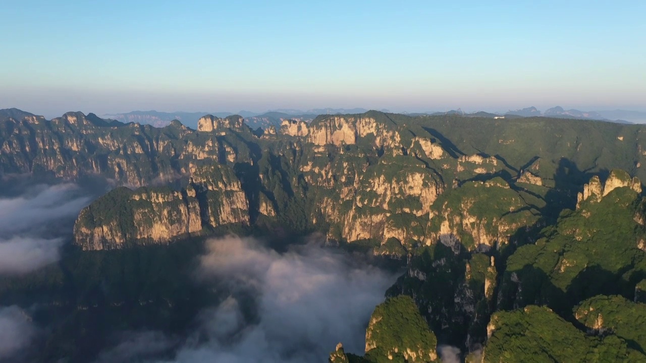 山西省晋城陵川县太行山王莽岭景区锡崖沟夏季日出云海户外航拍视频素材