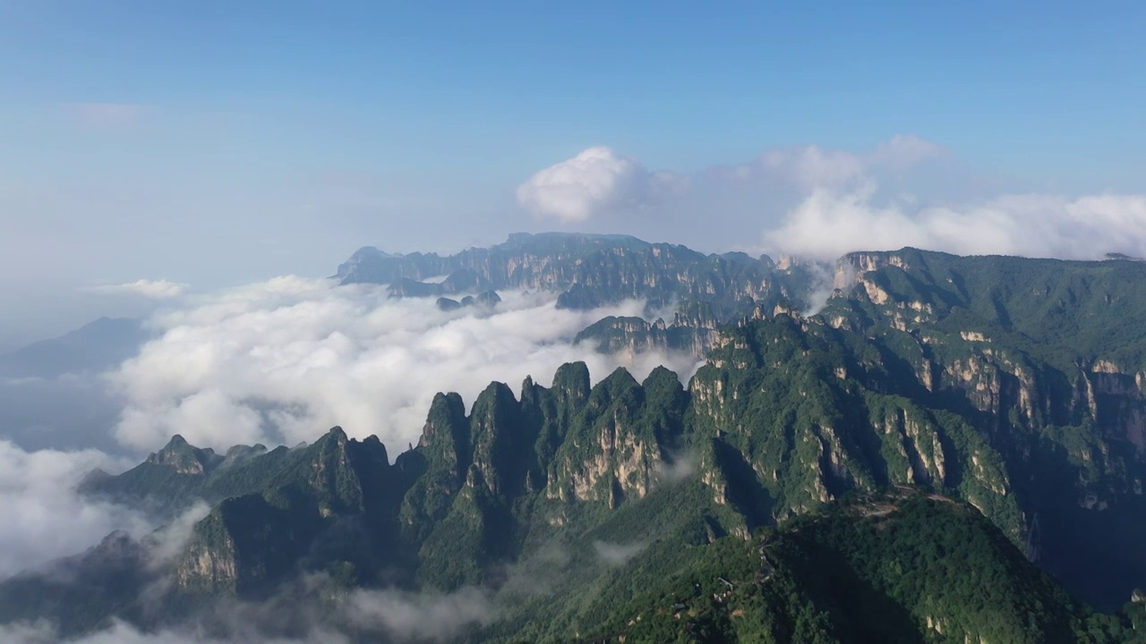 河南省新乡市太行山脉轿顶山景区夏季云海户外航拍视频素材