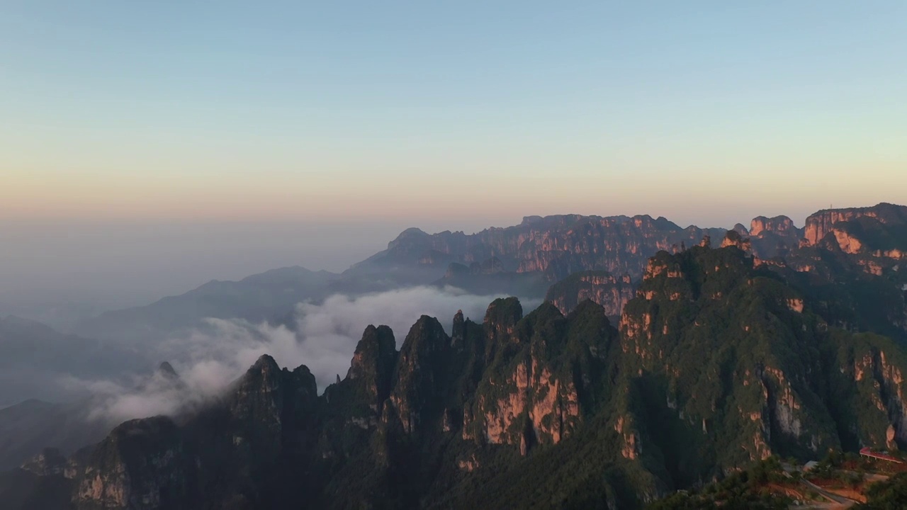 河南省新乡市太行山脉轿顶山景区夏季早晨云海户外航拍视频素材