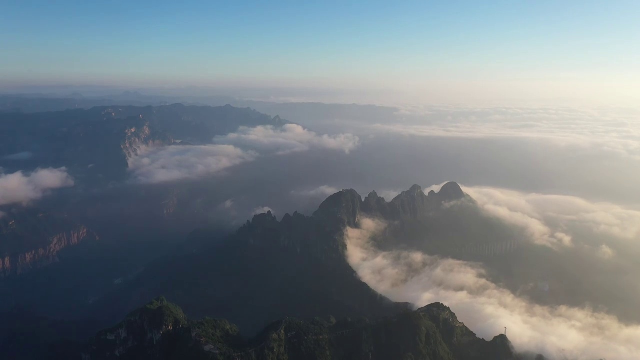 河南省新乡市太行山脉轿顶山景区夏季早晨云海户外航拍视频素材