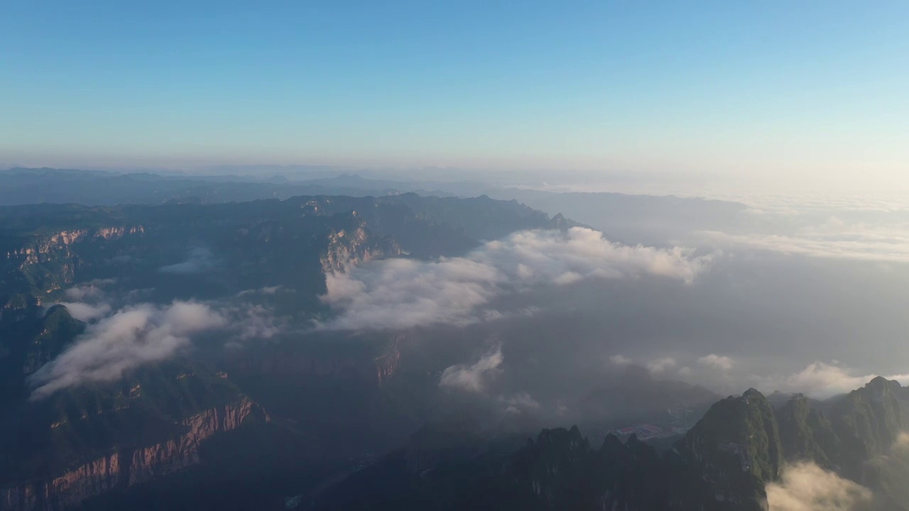 河南省新乡市太行山脉轿顶山景区夏季早晨云海户外航拍视频素材