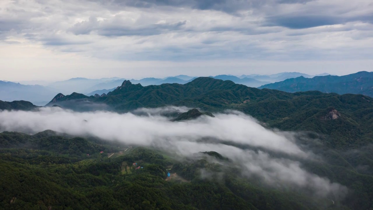 河南省洛阳市嵩县伏牛山区雨天云海视频素材