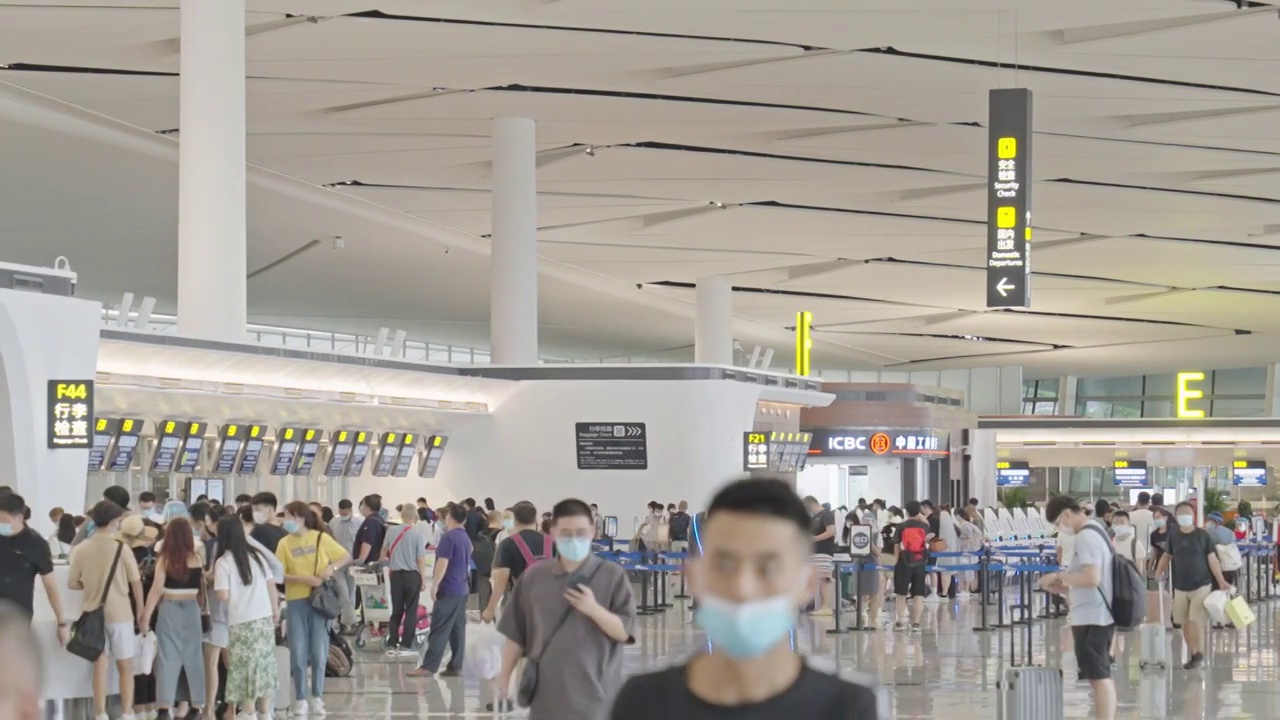 天府机场航站楼办理值机的旅客视频素材