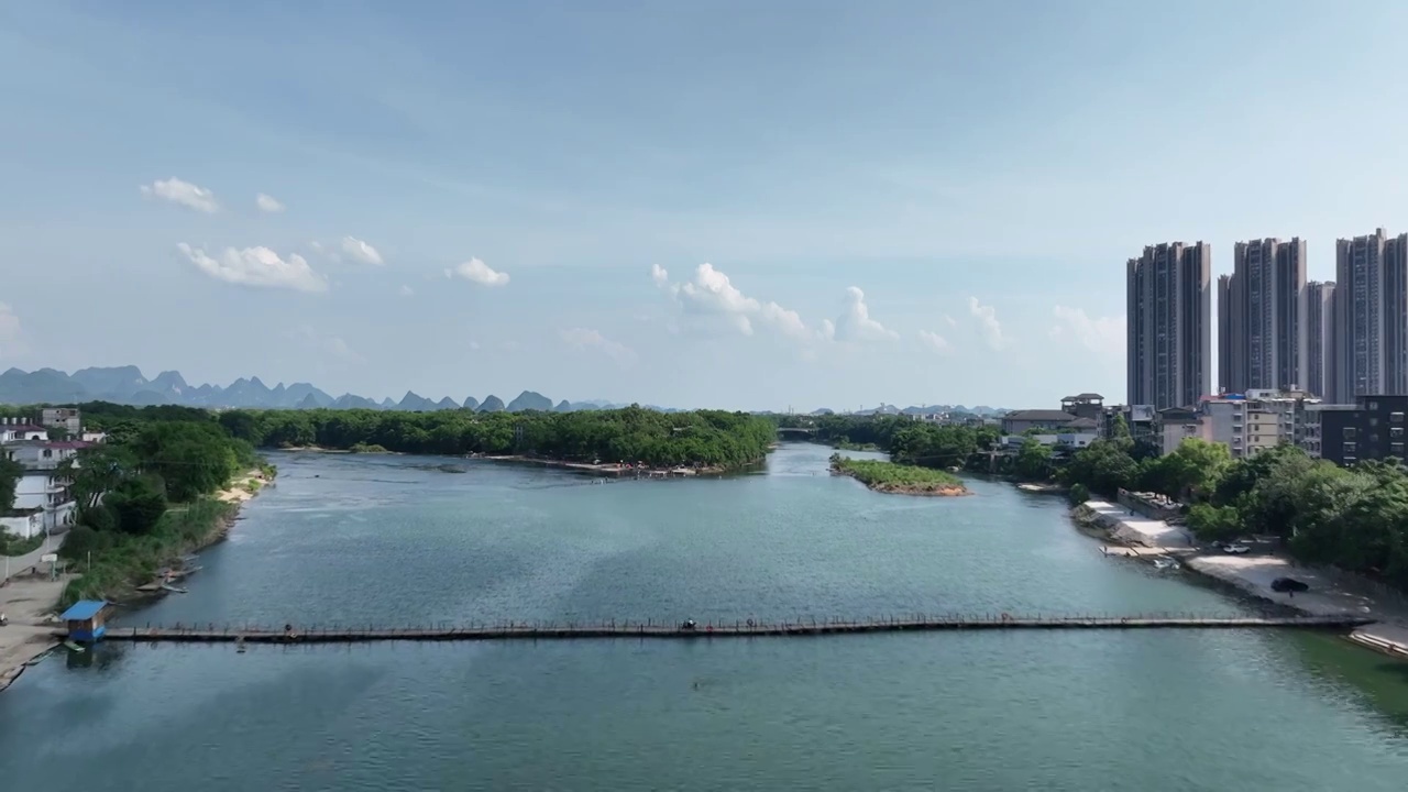 蓝天白云下桂林漓江上的浮桥和两岸的城市风光视频素材