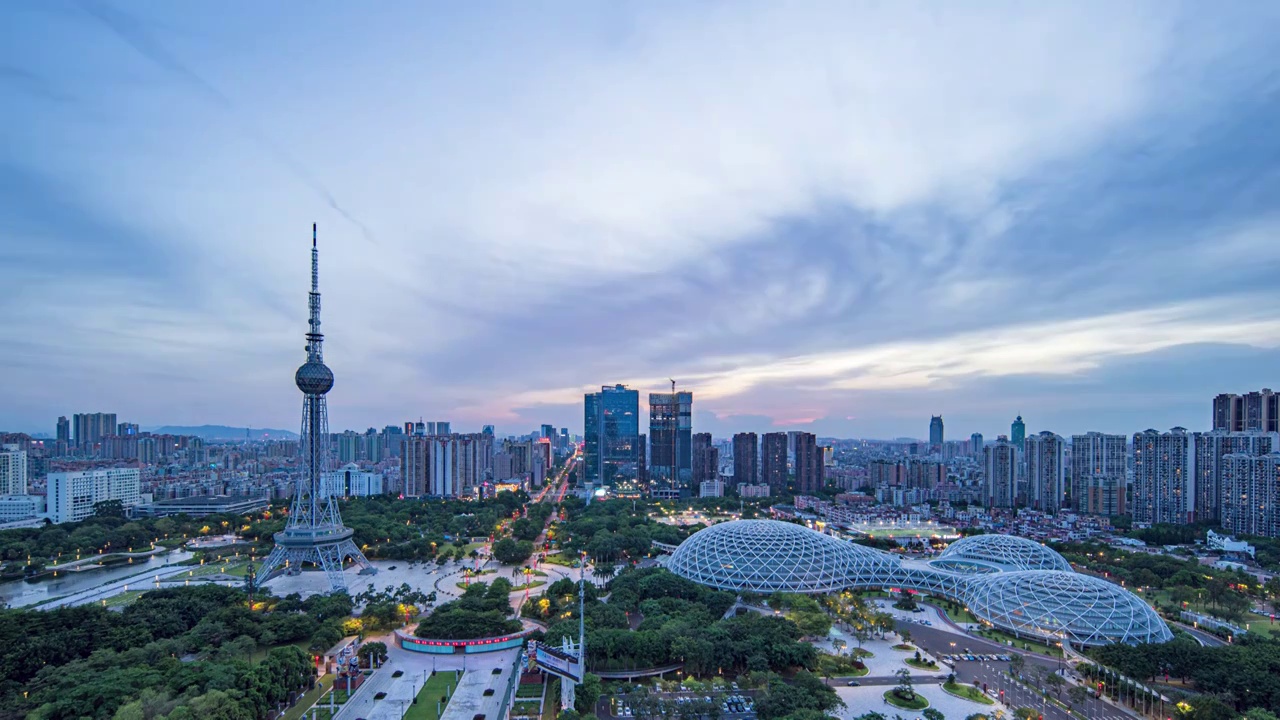 佛山电视塔和岭南明珠体育馆城市天际线日转夜延时摄影视频素材