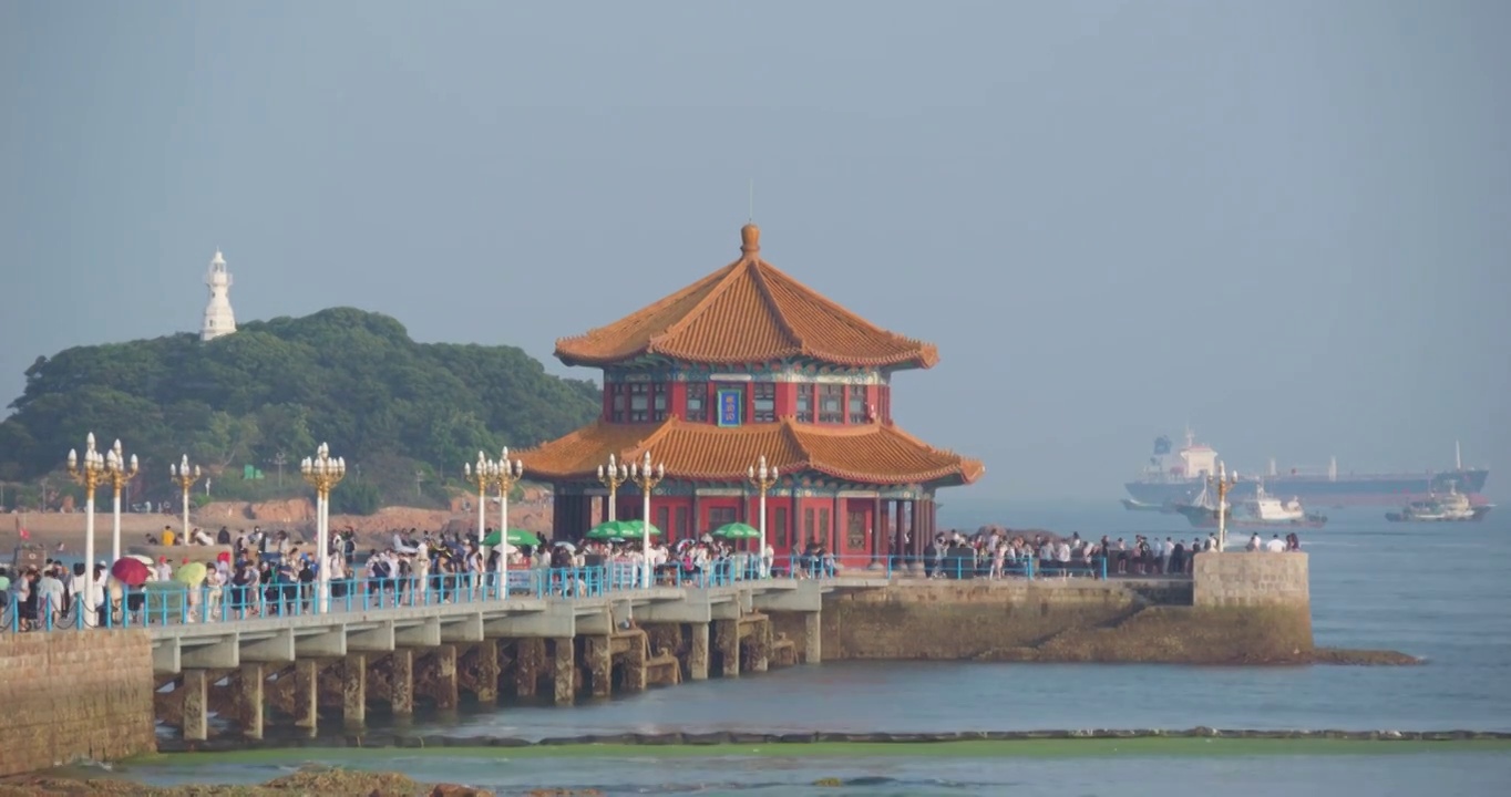 夏日青岛栈桥附近沿海风光旅游视频素材